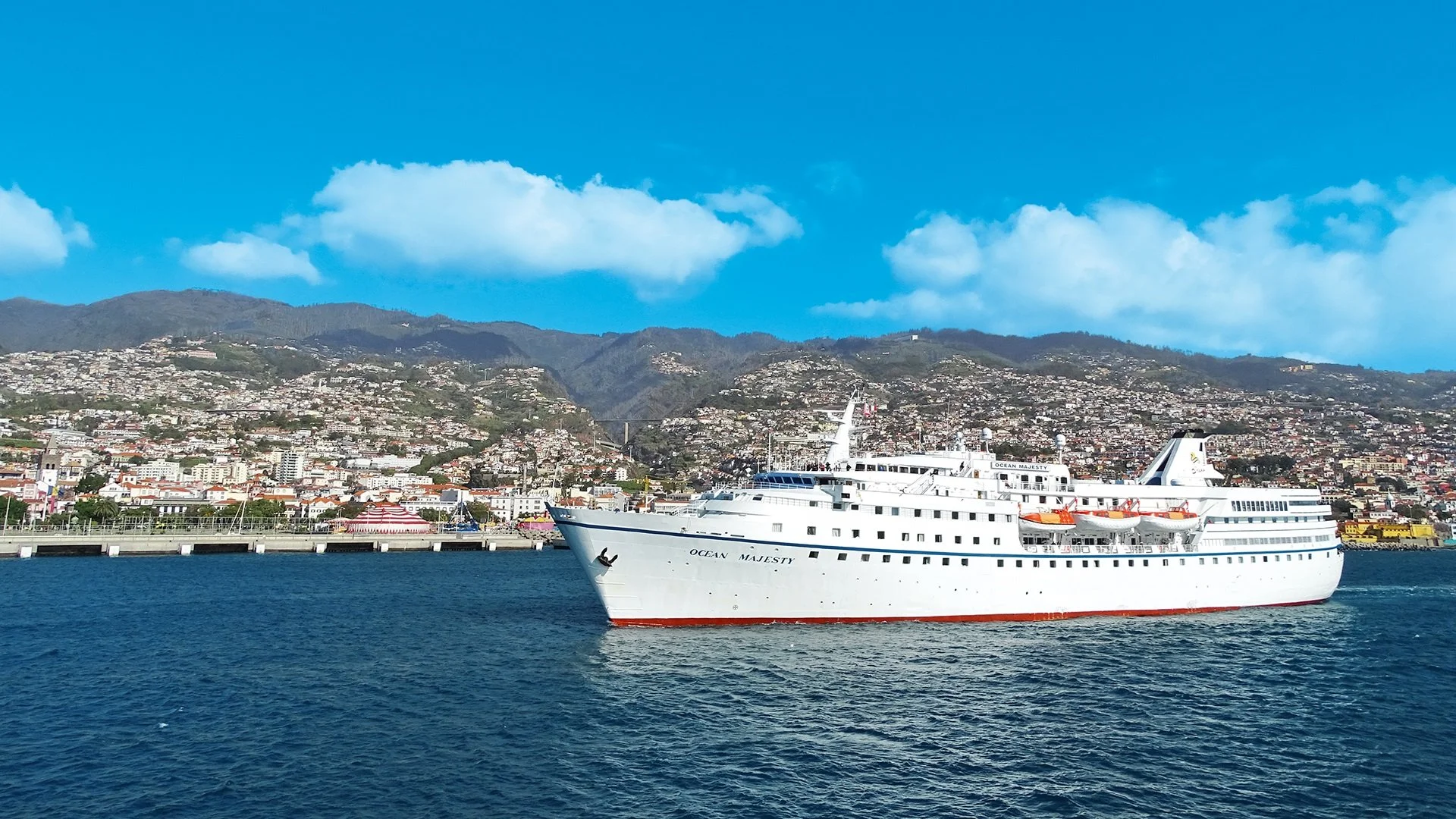 Kreuzfahrtschiff vor den Kanaren